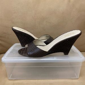 𝅺BCBG Paris Brown Woven Open Toe Wedge Mule Sandal Sz 9